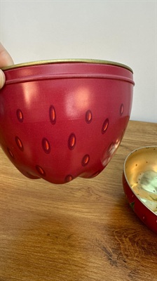 Strawberry Shaped Lithographed Tin Trinket Box Storage Vtg MCM Fruit Tin view 10