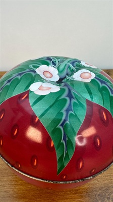 Strawberry Shaped Lithographed Tin Trinket Box Storage Vtg MCM Fruit Tin view 7