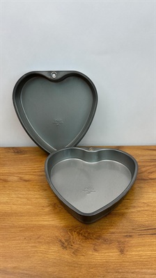 Vintage EKCO Aluminum Non-Stick Heart Shaped Cake Pans- SET OF 2 view 3