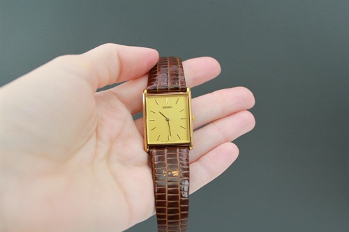 Vintage Seiko Quartz V700-5K30 Tank Watch Gold Tone with Champagne Dial- 1990's view 6