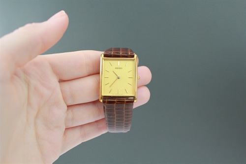 Vintage Seiko Quartz V700-5K30 Tank Watch Gold Tone with Champagne Dial- 1990's view 9