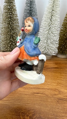 Vintage Napco Christmas Figurines- Boy and Girl  -Japan view 4