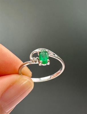 Vintage Emerald 10k White Gold Ring | Dainty Ring with Diamond Chip | Size 6.25 view 3