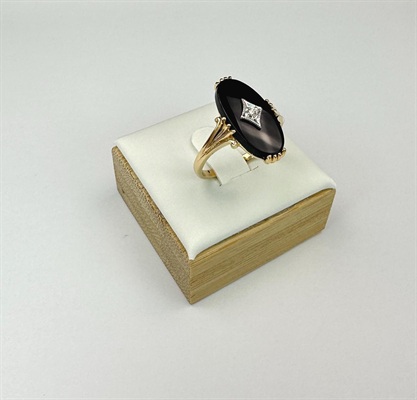 Vintage 14k Solid Gold Black Onyx and Diamond Ring  | SIZE 7.75 view 4