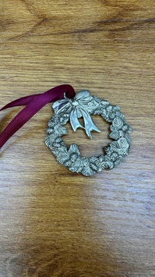 Vintage 1980's Christmas Ornament -Seagull Pewter Wreath Ornament- 1985 view 8