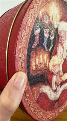 Vintage Christmas Tin 1990's Santa Claus Embossed and Textured Tin- Empty PartyLite Tin view 9